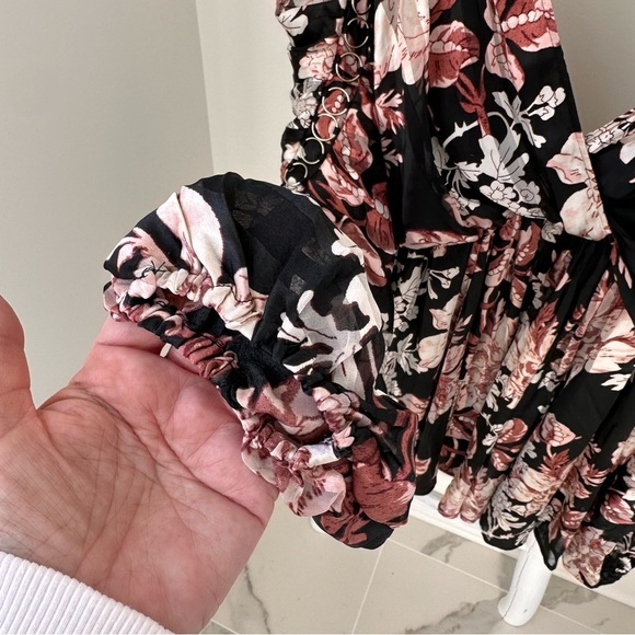 ASOS DESIGN satin stripe blouson mini dress with T ring detail in floral print - Picture 3 of 14